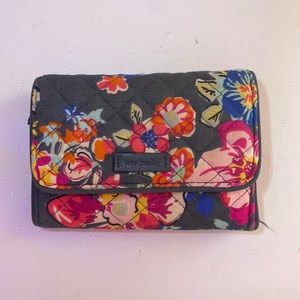 Vera Bradley Riley compact wallet barely used great condition